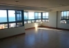 Sala do apartamento com vista panorâmica para o mar