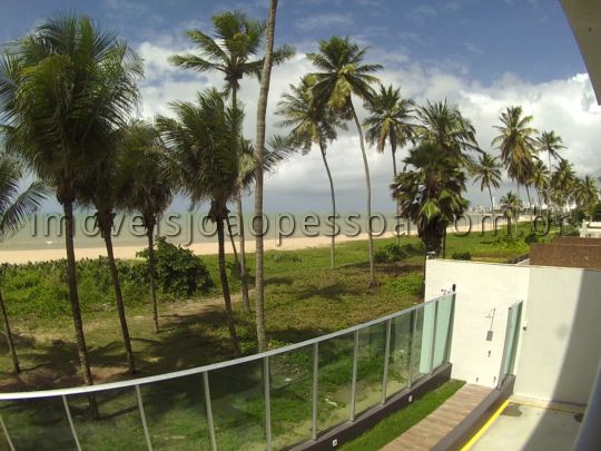 Beira mar pé na areia com vista magnífica ao nascer do sol