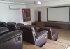 home Cinema com tela de projeção