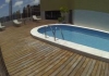 Piscina sob deck com vista panorâmica