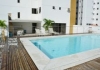 Piscina com deck e solário